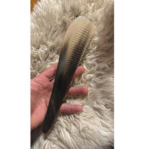 Peigne à cheveux en corne de buffle de qualité supérieure, fabriqué à la main à partir de corne naturelle, antistatique, pour démêler, coiffer et donner de la brillance aux cheveux - Product Image 1