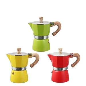 Cafetière Moka en aluminium à <span class=keywords><strong>induction</strong></span> 6 tasses pour cuisinière à expresso Cafetière classique <span class=keywords><strong>italienne</strong></span> en aluminium Moka avec poignée - Product Image 4