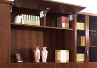 Meuble de bureau exécutif en bois grainé avec portes en verre trempé, étagères ouvertes et rangement inférieur verrouillable
