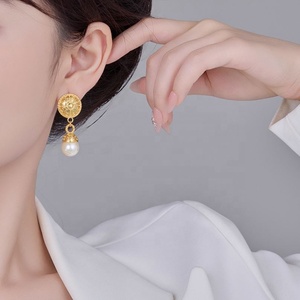 Boucles d'oreilles à clous en forme de perle en relief de style mi-ancien pour femmes, or classique, mode élégante, tempérament, avec zircon principal - Product Image 4