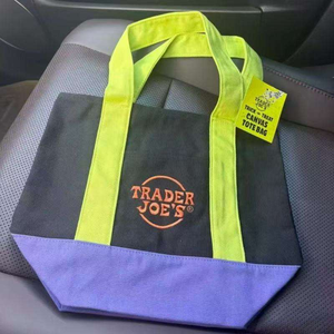 Bolsa de Mano Macaron de Trade Joes, Edición Limitada, con Accesorios - Product Image 3