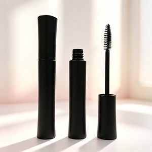 Tube vide en PETG noir mat personnalisé pour mascara, forme cintrée, avec bouchon à vis et sérigraphie pour marque de maquillage - Product Image 1