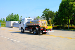 Camion arroseur diesel Dongfeng Tuyi 4X2 2500L avec moteur, portée 30-35m, largeur 15-30m, norme Euro 6, lavage frontal - Product Image 3