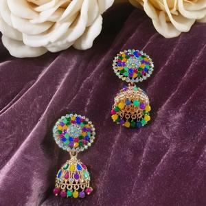 Jhumkas multicolores vibrantes con acentos de perlas Pendientes Indo occidentales ligeros con Kundans de colores Premium - Product Image 1