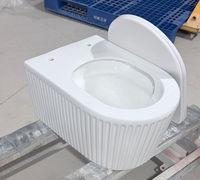 Cuvette de toilettes suspendue Ornado à trou unique, design rayé populaire, seulement 26 cm de hauteur, siphon en P, facile à nettoyer pour salles de bain de luxe