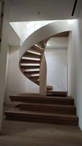 Escalier en colimaçon moderne et durable avec acier galvanisé de style arc pour une utilisation en intérieur dans le salon, la villa, l'appartement, le hall, l'hôtel - Product Image 4