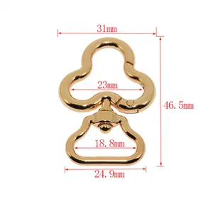 سلسلة مفاتيح معدنية أنيقة على شكل قلب على شكل حرف D مع خطاف دوار ملحقات حقيبة ملابس لعبة