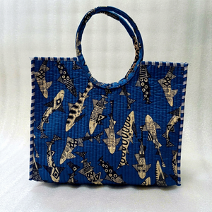 Sac fourre-tout en coton matelassé fait main, imprimé poissons bleus, style bohème, sac de shopping - Product Image 1