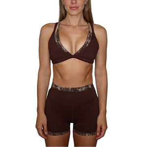 Conjunto de Yoga Premium Transpirable para Mujer, Color Marrón Espresso, con Detalles de Estampado de Leopardo, Cuello en V, Tirantes Dobles, Sujetador Deportivo, Pantalones Cortos de Cintura Alta - Product Image 1