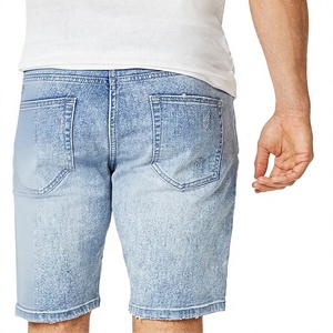 Shorts en jean slim bleu clair pour homme, style motard, coupe ajustée, coupe-vent, avec empiècements plissés, effet usé, ourlet effiloché, cinq poches - Product Image 4