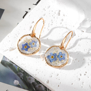 Pendientes Colgantes de Flores Secas Chapados en Oro, Hechos a Mano, con Colgante Irregular, Joyería Floral, Regalo para Mujer - Product Image 3