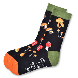 Chaussettes amusantes à imprimé champignons « Les champignons appellent » Chaussettes mi-mollet fantaisie pour les amateurs de nature - Product Image 3