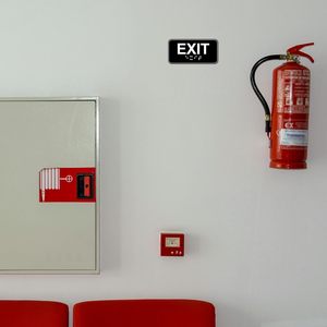 Señal de Salida en Braille de Diseño Posmoderno, 6x3 Pulgadas, Cumple con ADA, Plástico Impreso con UV, Certificado CE, Adhesivo para Oficina o Negocio - Product Image 6
