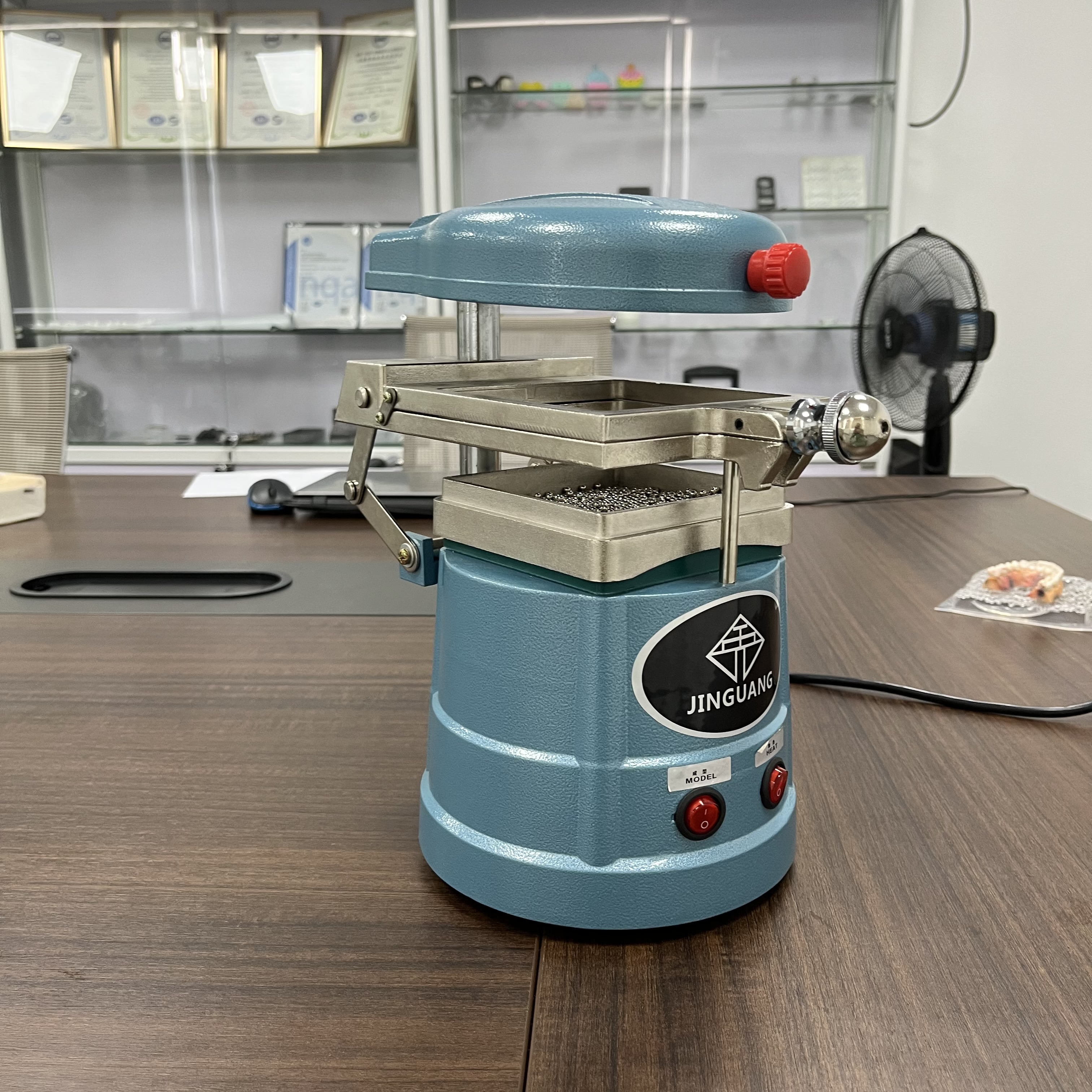 Стоматологическая лаборатория, Вакуумная формовка, Термоформовочная пресс-машина