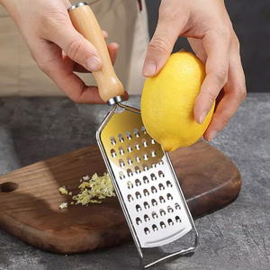 Râpe en acier inoxydable avec manche en bois, outil de cuisine pour râper le fromage et le citron - Product Image 1