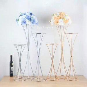Centro de Mesa para Boda, Decoración de Lujo en Metal Dorado, Pedestal Redondo con 7 Brazos, Candelabro, Portavelas - Product Image 1