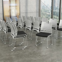 Chaise de formation empilable commerciale ergonomique avec dossier en PP et coussin souple, pieds en glissière pour salle de conférence, événementiel et mobilier scolaire