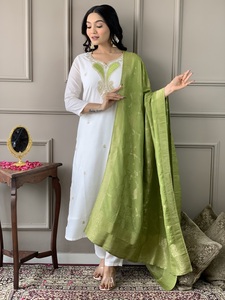 เสื้อผ้าสตรีสไตล์โมเดิร์น Radhe ผ้าฝ้ายสีขาวนวลแบบดั้งเดิม รีไซเคิล ปักลาย ระบายอากาศได้ดี ทรงตรง พร้อมผ้าคลุมไหล่ลายแจ็คการ์ด ขนาด 2.20 เมตร - Product Image 2