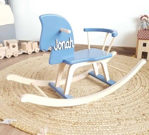 Montessori Waldorf Style Klassische Holz schnitzerei Schaukel pferd Personal isiertes Aufsitz spielzeug für Kinder Perfektes Weihnachts geburtstags geschenk - Product Image 3