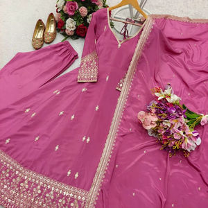 Nouvelle robe d'été prêt-à-porter ethnique indienne Crep Gown avec Dupatta Heavy Micro Silk Style pakistanais pour une tenue de fête entièrement cousue - Product Image 1