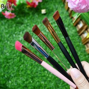 Pinceaux à sourcils à poudre pour les yeux et le <span class=keywords><strong>contour</strong></span> du fond de teint à poils souples personnalisés Pinceau correcteur professionnel à tête carrée Pinceau à sourcils sauvages - Product Image 3