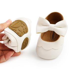 Nouvelles chaussures pour bébé en cuir dur antidérapant à la mode 2022 avec nœud et fleur - Product Image 3