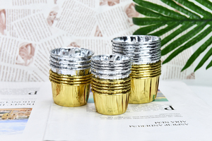 Fogli di <span class=keywords><strong>Alluminio</strong></span> Dorato e Argentato Impermeabili e Oleorepellenti a Doppio Lato con Bordo Arrotolato per Cupcake - Product Image 3