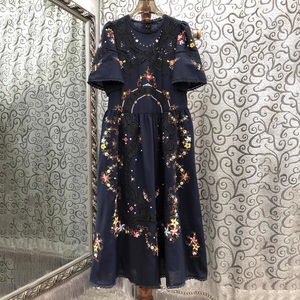 Abito Autunnale di Alta Qualità per Donna con Ricami Traforati a <span class=keywords><strong>Motivi</strong></span> Floreali Manica Corta Lunghezza Media in Cotone e Lino - Product Image 1