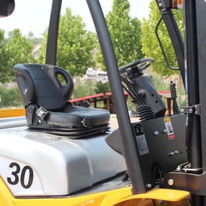 Chariot élévateur diesel APEXPRO GC-DK30 de 3 tonnes, spécifiquement conçu pour les entrepôts, hautement efficace, économe en carburant, faible niveau sonore, mât à glissière latérale en option - Product Image 5