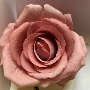 زهور صناعية شهيرة 9 ورود برأس وردي مخملي لديكور الزفاف - Product Image 6