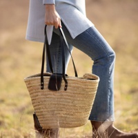 Sac de plage en paille de feuilles de palmier marocaines tissé à la main, style minimoroccolisme, avec poignées en cuir noir, fermeture éclair et bandoulière