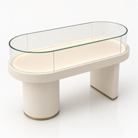 Maßgefertigte Schmuck-Ausstellungsvitrine mit Gebogener Glasplatte, LED-Beleuchtung und Holzsockel für Einzelhandelsgeschäfte und Großhändler