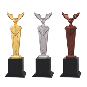 Trophée Aigle Modèle 743 en métal moulé, récompense pour les sports et les jeux, design gravé durable, trophée en métal avec base en bois - Product Image 1