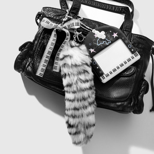 Porte-clés et pendentif de sac tendance rétro en peluche de haute qualité avec imprimé léopard dégradé et nœud à la queue - Product Image 3