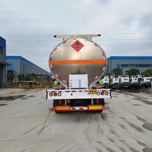 Semirremolque Cisterna de Aluminio de Gran Capacidad ZLIN, 3 Ejes, 40 Toneladas, Personalizado para Combustible y Aceite, 12000x2500x3850mm - Product Image 3