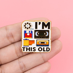 Broche en émail rétro 'I'm This Old' style années 90, pin's nostalgique technologique avec <span class=keywords><strong>disquette</strong></span> et cassette, broche média vintage amusante - Product Image 4