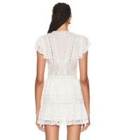 Robes à volants plissées à col en V blanc avec une rangée de boutons sur la robe midi pour femmes