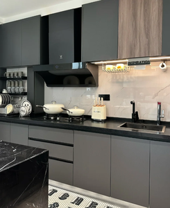 Ensemble complet d'armoires de cuisine modernes en bois massif personnalisées de haute qualité pour une conception de cuisine luxueuse - Product Image 5