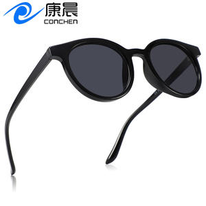 แว่นกันแดดทรงกลมสำหรับผู้หญิง รุ่น Conchen กรอบสีดำ วัสดุ PC ป้องกันรังสียูวี 400 แฟชั่นสำหรับการเดินทาง แว่นตากันแดดที่สวมใส่ได้ - Product Image 1