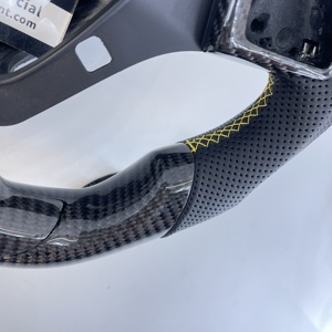 Volante de Cuero y Fibra de Carbono Personalizado con Pantalla LED y Detalles Amarillos para <span class=keywords><strong>Chevrolet</strong></span> <span class=keywords><strong>Camaro</strong></span> <span class=keywords><strong>ZL1</strong></span> 6.ª Generación 2016-2021 - Product Image 4