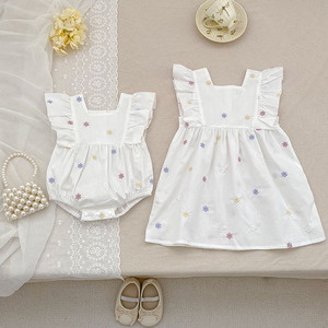 Vestidos de bebé dulces de verano 2025 para niñas y <span class=keywords><strong>hermanas</strong></span>, Pelele de algodón puro para niños pequeños, cuello de encaje y traje de hermana de flores - Product Image 4