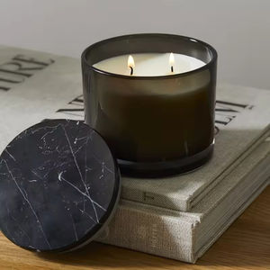 Bougie dans un bocal en verre, luxe, étiquette privée personnalisée, bougies parfumées en cire de soja avec couvercle en métal et emballage en boîtes - Product Image 1