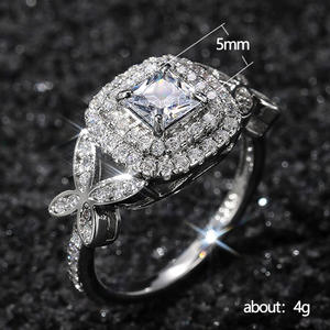 F764 Anello da Donna in Oro Bianco con Diamante Taglio Principessa Colore G Naturale Anello di Fidanzamento con Diamanti Laterali - Product Image 5