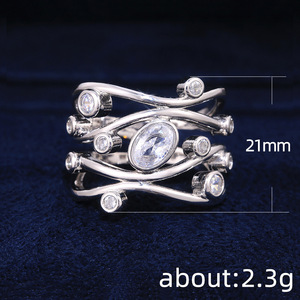 Anello Geometrico Curvo con Zirconi per Donne, Gioiello da Dito Creativo ed Elegante - Product Image 4