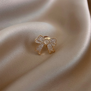 Anti-expositie beschermende, geplateerde vlinderdas accessoire, high-end licht-luxe veelzijdige, designer-geïnspireerde niche premium corsage pin - Product Image 2