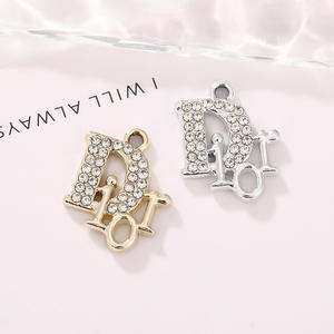 工匠级钻石字母金属吊饰合金吊坠，适用于奢华DIY珠宝和工艺装饰，时尚配饰配件 - Product Image 1