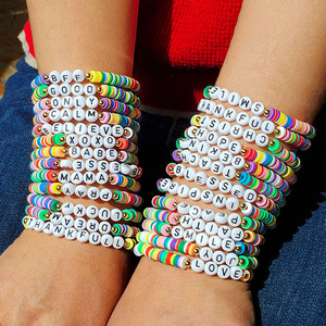 สร้อยข้อมือแบบซ้อนประดับด้วยลูกปัดดิสก์โพลิเมอร์สีรุ้งหลากสี พร้อมตัวอักษรคำคมสร้างแรงบันดาลใจ BP1020 - Product Image 4