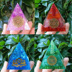 Pyramide en résine époxy avec cristaux de sable, 5 cm, ornement de bureau, décoration d'aquarium, cadeau pour la décoration de la maison - Product Image 1