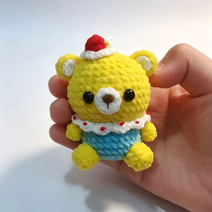 Porte-clés Ours Fraise au Crochet Fait Main, Très Vendu, Breloque de Sac Ours Amigurumi en Coton Doux Tricoté, Adorable Jouet au Crochet, Idéal Cadeau - Product Image 1