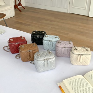 Borsa Piccola Carina Stile di Tendenza Primaverile da Ragazza in Pelle PU con Catena Mini Box Bag di Alta Qualità con Logo Personalizzato per Ragazze - Product Image 1